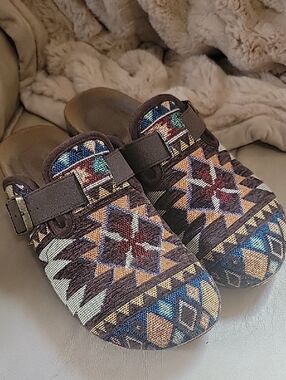 Dirty Laundry Bebidas Tapestry Clogs
